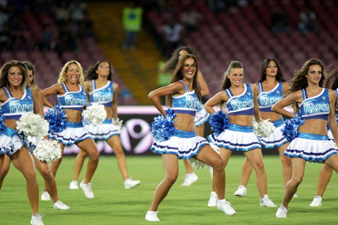 Anche le cheerleaders per l'esordio del Napoli al San Paolo. LaPresse